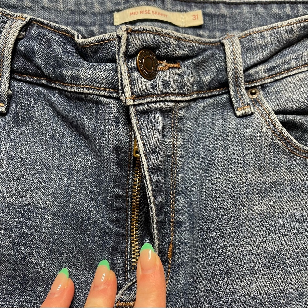 Levis Medium Washed Mid Rise Skinny Jeans (31)‎ - Picture 4 of 11